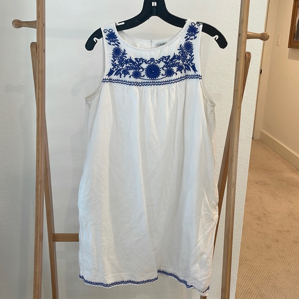 Jcrew. Size S. White cotton sleeveless dress with blue embroidery